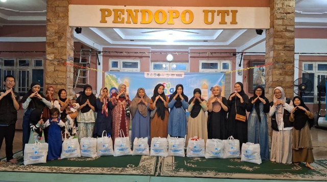 DT Peduli dan FSLDK UIN Syarif Hidayatullah Jakarta bersama Berbagi Bingkisan Lebaran di Kampung Pemulung, Jakarta (Sumber : DT Peduli)