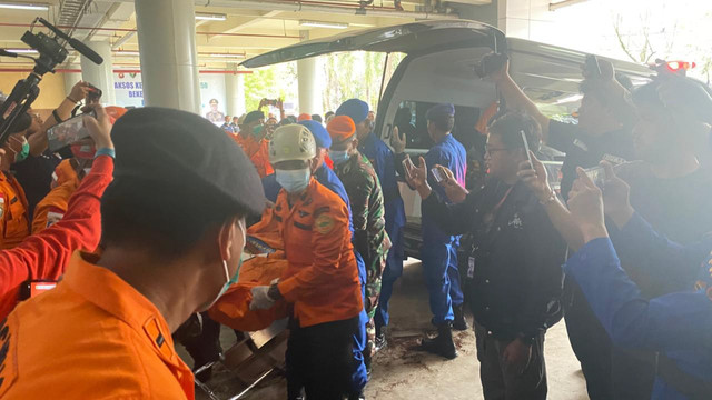 Delapan jenazah korban tragedi helikopter PK-CFX telah sampai ke RS Bhayangkara Pontianak tepat pukul 10.30 WIB pada Jumat (17/4/2026). Seluruh jenazah berjenis kelamin laki-laki, terdiri dari dua kru helikopter dan enam penumpang. Foto: Dok. Hi Pontianak