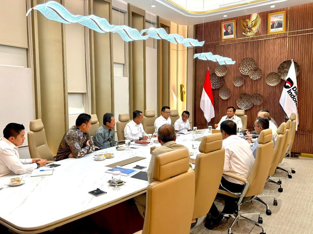 Presiden Prabowo Subianto menggelar rapat terbatas bersama jajaran Kabinet Merah Putih untuk membahas percepatan program strategis nasional terkait ketahanan pangan hingga hilirisasi industri di Istana Negara, Jumat (17/04/2026). Foto: Dok. Instagram @sekretariat.kabinet