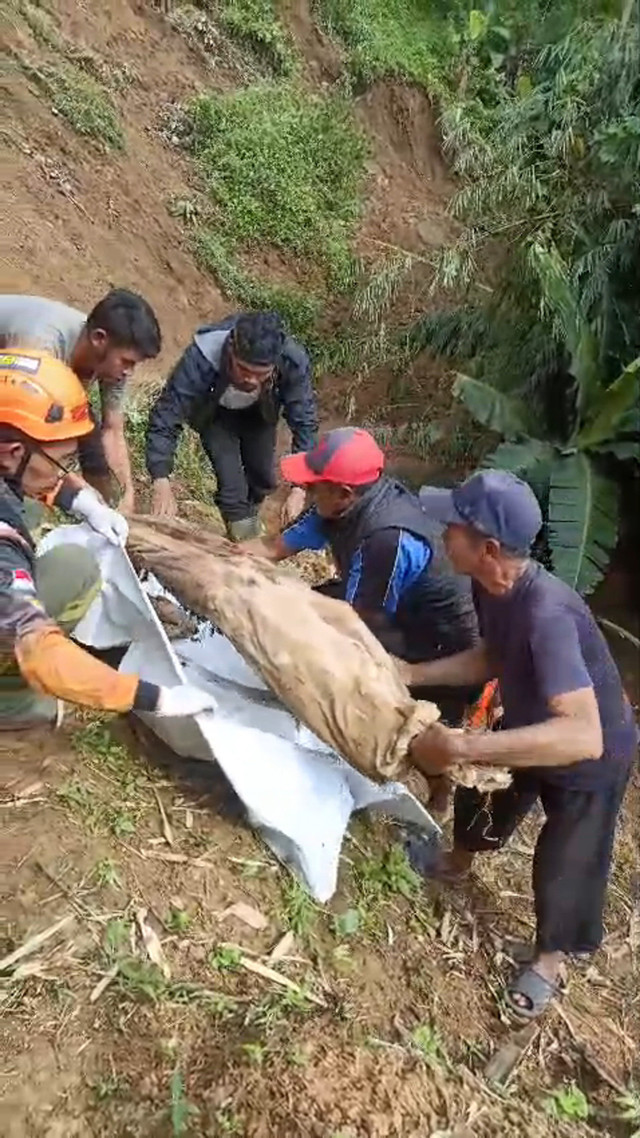 Sejumlah jenazah muncul ke permukaan tanah, akibat tanah longsor menggerus area pemakaman di Kampung Cigombong, Desa Batulawang, Kecamatan Cipanas, Kabupaten Cianjur, Jawa Barat, Jumat (17/4/2026). Foto: Dok. BPBD Cianjur