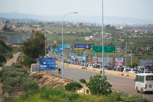 Sejumlah warga Lebanon yang sempat mengungsi melintasi kawasan Qasmieh dalam perjalanan kembali ke rumahnya di Lebanon selatan, Jumat (17/4/2026). Foto: Ibrahim AMRO/AFP