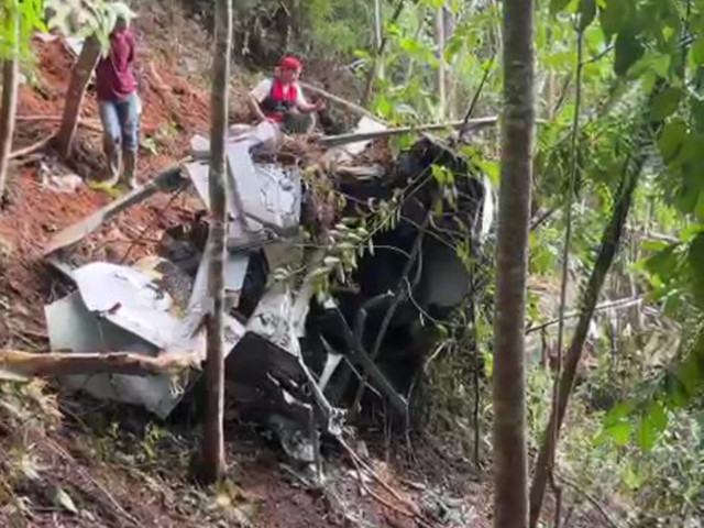 Puing-puing di lokasi jatuhnya helikopter yang berada di Kabupaten Sekadau, Provinsi Kalimantan Barat, Indonesia, Kamis (16/04/2026). Foto: Dok. Hi Pontianak