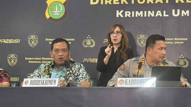 Dirreskrimum Polda Metro Jaya, Kombes Pol Iman Imannudin saat memberikan keterangan pers mengenai kasus ijazah Joko Widodo di Polda Metro Jaya, Jumat (17/4/2026). Foto: Ryan Iqbal/kumparan