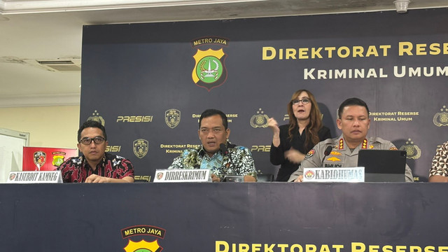 Dirreskrimum Polda Metro Jaya, Kombes Pol Iman Imannudin saat memberikan keterangan pers mengenai kasus ijazah Joko Widodo di Polda Metro Jaya, Jumat (17/4/2026). Foto: Ryan Iqbal/kumparan