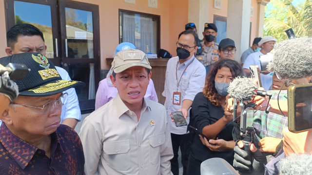 Menteri Lingkungan Hidup, Hanif Faisol Nurofiq di TPA Suwung, Denpasar, Bali, Jumat (17/4/2026). Foto: Denita BR Matondang/kumparan