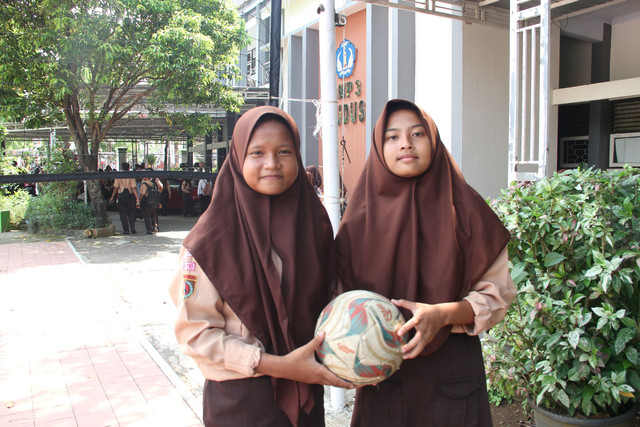Della Citra Ayu Anggraini dan Asyifa Sholawa Farizqi. Keduanya terpanggil ke skuad Timnas Wanita Indonesia U-17.  Foto: Vega Ma'arijil Ula/kumparan