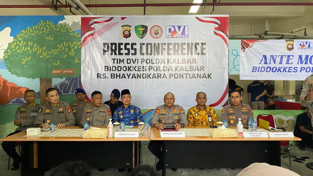 Kapolda Kalbar, Irjen Pol Pipit Rismanto (ketiga dari kanan), saat gelaran Press Conference terkait helikopter jatuh di RS Bhayangkara Pontianak pada Jumat (17/4/2026). Foto: Dok. Hi Pontianak