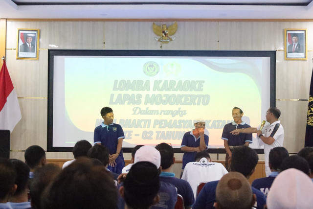 Suara Emas WBP Bergema, Lomba Karaoke Meriahkan Hari Bhakti Pemasyarakatan Ke-62 di Lapas Mojokerto (Foto:HumasLapasMoker)