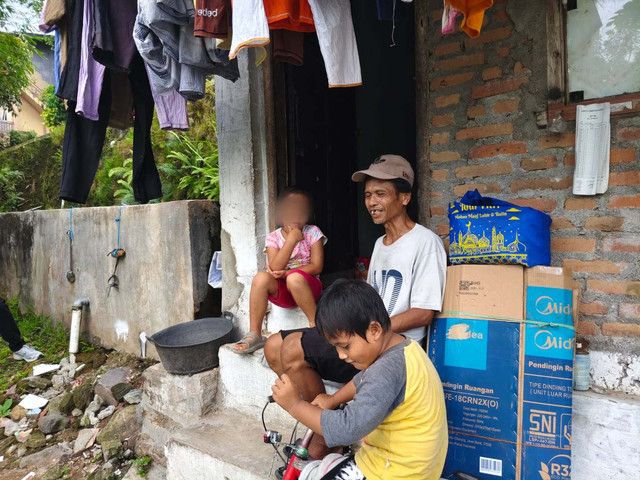 Azizah Candrasari (6,5) bocah perempuan pencari rongsok rawat ayahnya yang sakit dan mengasuh adiknya di Yogyakarta, Jumat (17/4/2026). Foto: Arfiansyah Panji Purnandaru/kumparan