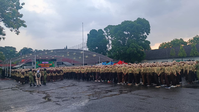 Suasana upacara pembukaan Siliwangi Santri Camp di Lapang Kujang, Rindam III/Siliwangi pada Jumat (17/4/2026). Foto: Abisatya/kumparan