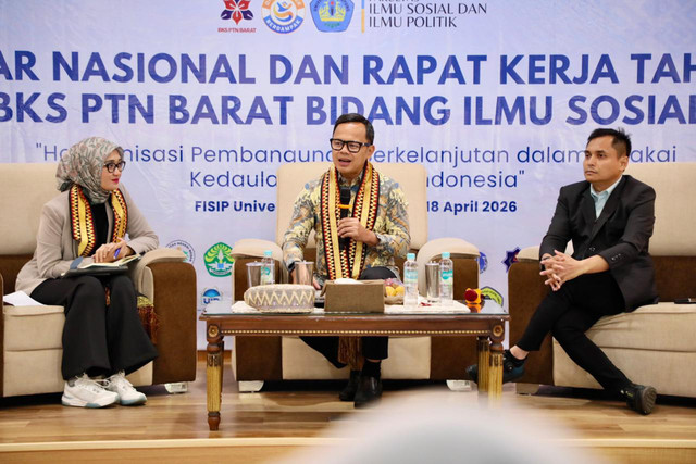 Wamendagri Bima Arya menghadiri Seminar Nasional dan Rapat Kerja Tahunan Badan Kerja Sama (BKS) Perguruan Tinggi Negeri (PTN) Barat Bidang Ilmu Sosial di Universitas Lampung, Jumat (17/4/2026). Foto: Kemendagri RI