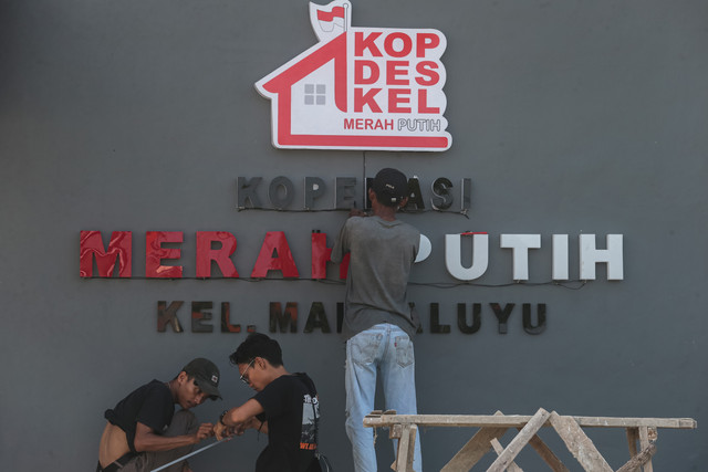 Pekerja menyelesaikan pembangunan gerai Koperasi Kelurahan Merah Putih Margaluyu di area pasar yang mangkrak di Kota Serang, Banten, Jumat (17/4/2026). Foto: ANTARA FOTO/Angga Budhiyanto