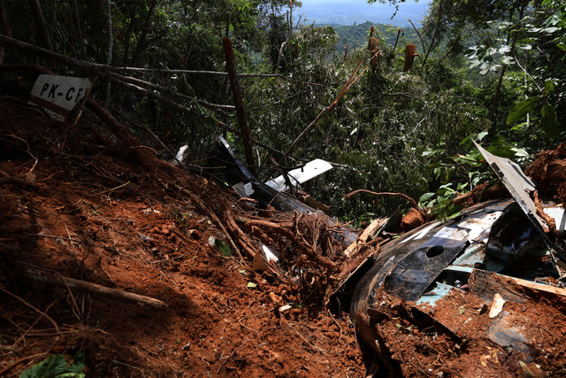 Puing-puing Helikopter Airbus H130 registrasi PK-CFX berserakan di lokasi kecelakaan di kawasan Bukit Puntak, Desa Tapang Tingang, Kecamatan Nanga Taman, Kabupaten Sekadau, Kalimantan Barat, Jumat (17/4/2026). Foto: Jessica Wuysang/ANTARA FOTO 