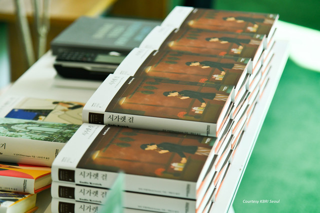 Novel 'Gadis Kretek' oleh Ratih Kumala resmi terbit dalam bahasa Korea. Foto: Dok. KBRI Seoul 