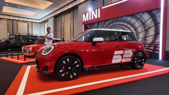 MINI 1965 Victory Edition dan MINI Cooper S di ajang Monte Carlo Rally 1965. Foto: Fitra Andrianto/kumparan