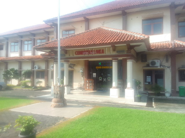Gedung Cendekialoka di lingkungan SLB Negeri Semarang tempat terapi okupasi, wicara, dan fisioterapi. (Foto: Mohamad Jokomono)