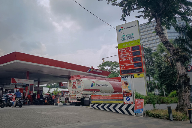 Suasana pengisian bahan bakar terlihat di salah satu SPBU di Jakarta, Sabtu (18/4/2026), di tengah penyesuaian harga bahan bakar minyak (BBM) oleh PT Pertamina (Persero). Foto: Jamal Ramadhan/kumparan