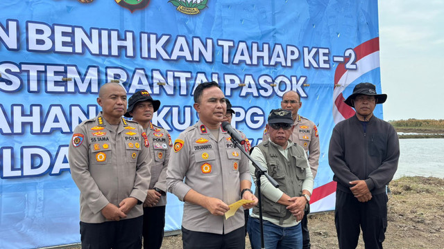 Wakapolda Metro Jaya, Brigjen Pol Dekananto Eko Purwono saat memberikan keterangan pers usai menebar benih ikan tahap ke-2 pasok bahan baku SPPG di Muara Gembong, Kabupaten Bekasi, Sabtu (18/4/2026). Foto: Ryan Iqbal/kumparan