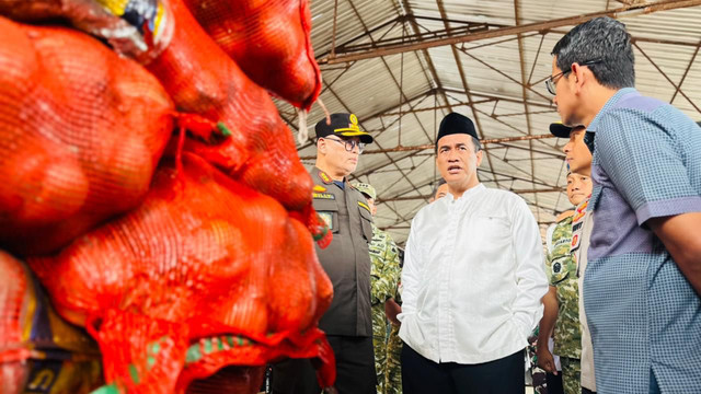 Mentan Amran cek penyelundupan pangan di Pontianak. Foto: Dok. Kementan