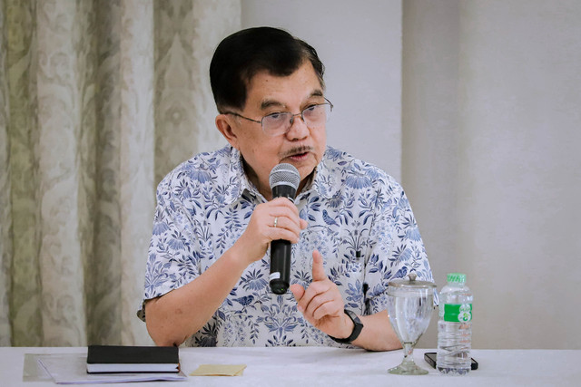 Wakil Presiden ke-10 dan ke-12 RI Jusuf Kalla didampingi Hamid Awaluddin dan Husain Abdullah saat memberikan keterangan dalam konferensi pers di kediamannya, Jakarta Selatan, Sabtu (18/04/2026). Foto: Jamal Ramadhan/kumparan