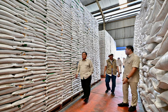 Presiden Prabowo Subianto melakukan sidak langsung ke Kompleks Gudang Bulog Danurejo di Kabupaten Magelang, Jawa Tengah, Sabtu (18/6/2026). Foto: Rusman/Biro Pers Sekretariat Presiden