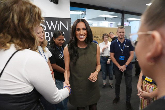 Meghan Markle mengunjungi Batyr, yayasan kesehatan mental anak muda di Swinburne University of Technology, Melbourne, Australia, pada kamis (16/4/2026). Foto: Jonathan Brady/Pool via Reuters