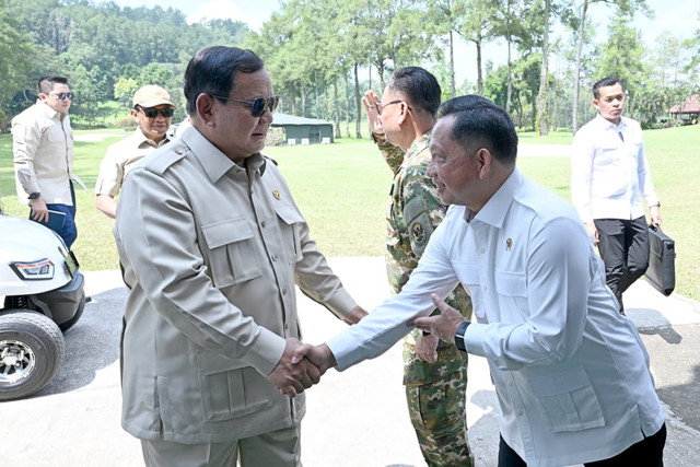 Mendagri Muhammad Tito Karnavian mendampingi Presiden Prabowo Subianto memberikan arahan pada Kursus Pemantapan Pimpinan Daerah (KPPD) bagi Ketua DPRD se Indonesia. Foto: Kemendagri RI