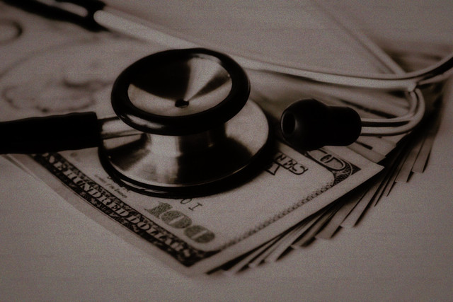 Ilustrasi privatisasi kesehatan dan biaya rumah sakit. Foto: unsplash.com