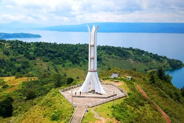Tugu Toga Aritonang di Dolok Martumbur, Desa Aritonang, Kecamatan Muara, Tapanuli Utara, Sumatera Utara. Sumber: onetoba.com