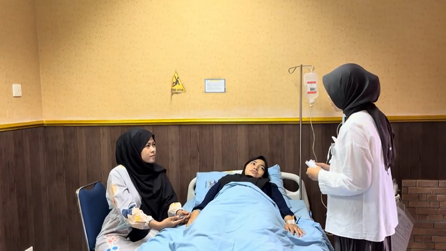 Ilustrasi perawat, pasien dan keluarga pasien (sumber: foto pribadi)