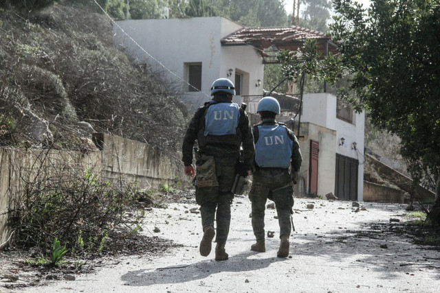 Pasukan UNIFIL tiba untuk memeriksa pondok-pondok setelah tentara Israel dilaporkan memasang jebakan dan meledakkannya di pinggiran kota al-Khiam, Lebanon selatan pada 31 Januari 2026. Foto: Rabih Daher/AFP