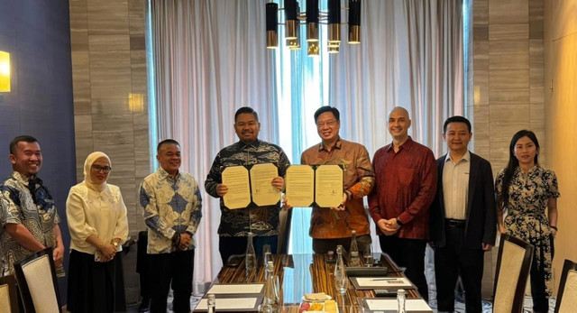 Penandatanganan kerja sama pembangunan jargas untuk KEK Palu oleh Direktur Utama PT Bangun Palu Sulawesi Tengah, Sony Panukma Widianto dan Direktur PT Lingkar Nusantara Gas Leonard Hastabrata di Hotel Fairmont, Jakarta Pusat, pada Sabtu (18/4/2026).