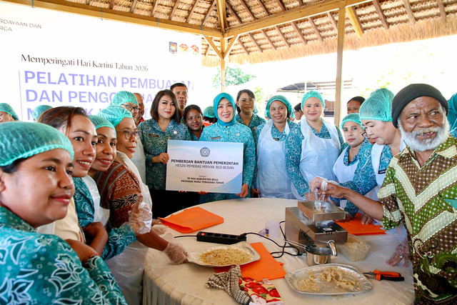 Ketum TP PKK Tri Tito Karnavian saat menghadiri pelatihan pembuatan dan pengelolaan minyak kunir di Rumah Jabatan (Rujab) Bupati Belu, NTT, Kamis (16/4/2026). Foto: Dok. Kemendagri