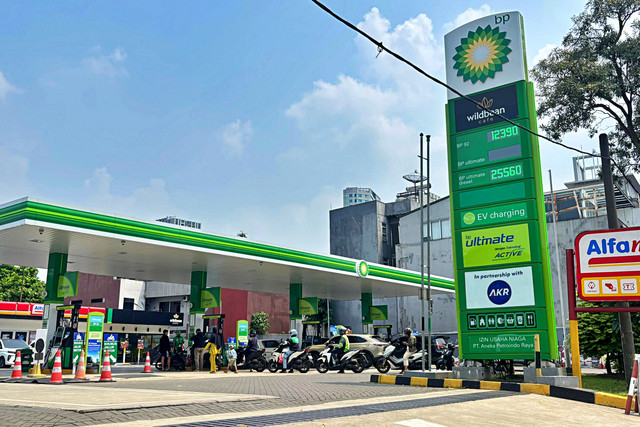 Update harga BBM di SPBU BP Tanjung Barat, Minggu (19/4/2026). Foto: Ave Airiza Gunanto/kumparan