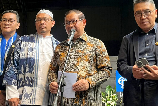 Gubernur DKI Jakarta, Pramono Anung (kedua kanan) usai acara Halal Bihalal Ikatan Orang Tua Mahasiswa ITB di kawasan Kebayoran Baru, Jakarta Selatan, Minggu (19/4/2026). Foto: Nasywa Athifah/kumparan