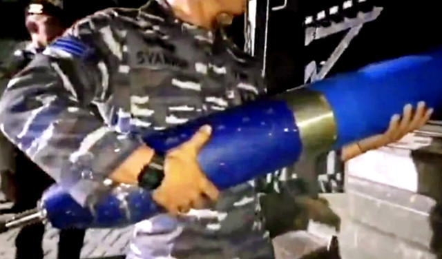 Personel TNI AL mengangkat benda asing menyerupai rudal ke mobil truk untuk dibawa ke Markas Kodaeral VI Makassar untuk diteliti lebih lanjut, seusai diamankan personel Polsek Mappasuggu, di Kabupaten Takalar, Sulawesi Selatan. Foto: Darwin Fatir/ANTARA