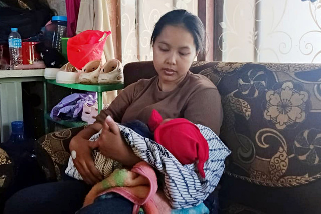 Nina Saleha, ibu nan bayinya nyaris dibawa orang lain di RSHS, saat ditemui di rumahnya di Cihanyir, Kecamatan Cikancung, Kabupaten Bandung pada Minggu (19/4/2026). Foto: Abisatya/kumparan