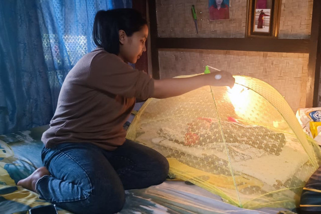 Nina Saleha, ibu yang bayinya nyaris dibawa orang lain di RSHS, saat ditemui di rumahnya di Cihanyir, Kecamatan Cikancung, Kabupaten Bandung pada Minggu (19/4/2026). Foto: Abisatya/kumparan