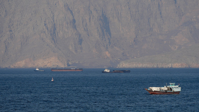 Kapal dan tanker di Selat Hormuz di lepas pantai Musandam, Oman, Sabtu (18/4/2026). Foto: STR/ REUTERS