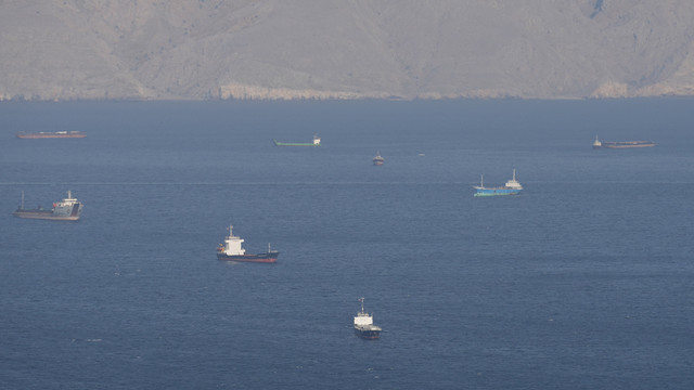 Kapal dan tanker di Selat Hormuz di lepas pantai Musandam, Oman, Sabtu (18/4/2026). Foto: STR/ REUTERS
