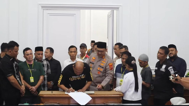 Polres Langkat dan Forkopimda lakukan mediasi kedua pihak terhadap siswi SMA di Langkat yang jadi tersangka usai bela ayahnya dianiaya, Sabtu (18/4/2026). Foto: Instagram/@humaspolreslangkat