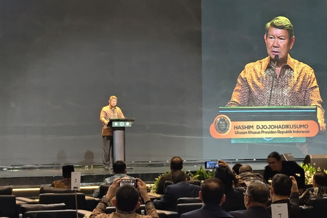 Utusan Khusus Presiden Bidang Iklim dan Energi Hashim Djojohadikusumo dalam acara ABPEDNAS Jaga Desa Awards 2026 di Hotel Fairmont, Jakarta Pusat, Minggu (19/4/2026). Foto: Zamachsyari/kumparan