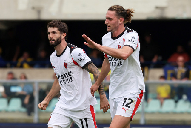 Selebrasi pemain AC Milan Adrien Rabiot usai mencetak gol ke gawang Hellas Verona pada pertandingan Liga Italia di Stadio Marcantonio Bentegodi, Verona, Italia, Minggu (19/4/2026). Foto: Ciro De Luca/REUTERS