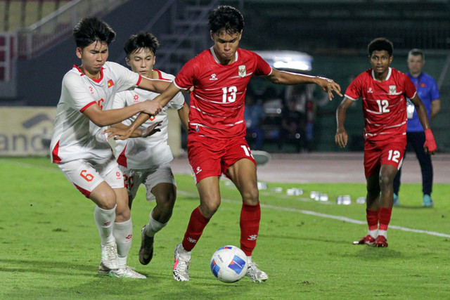 Pemain Timnas U-17 Indonesia Sean Rahman Kastor berebut bola dengan pemain Timnas U-17 Vietnam Quy Vuong Dao pada pertandingan Grup A Piala AFF U-17 di Stadion Gelora Delta Sidoarjo, Jawa Timur, Minggu (19/4/2026). Foto: Umarul Faruq/ANTARA FOTO