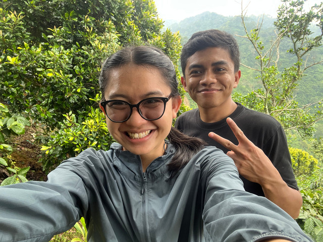 Kebersamaan di puncak Bukit Panisan, dikelilingi lanskap alam yang sejuk dan menenangkan. (Sumber: Dokumentasi Esther, sahabat penulis, 2026).