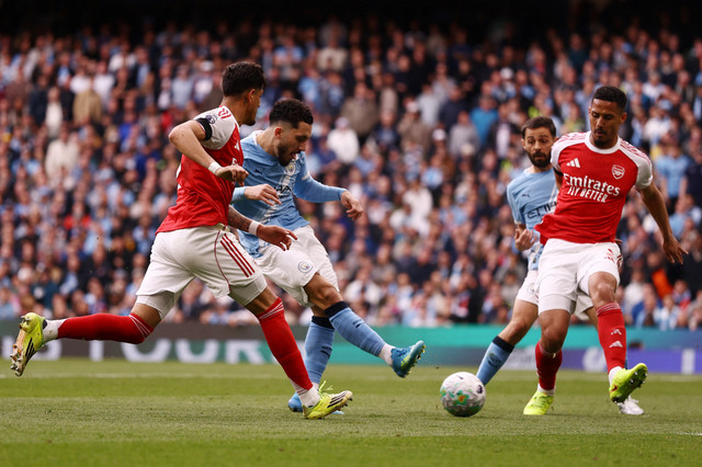 Pemain Manchester City Rayan Cherki mencetak gol ke gawang Arsenal pada pertandingan Liga Inggris di Etihad Stadium, Manchester, Inggris, Minggu (19/4/2026). Foto: Lee Smith/REUTERS