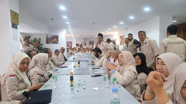 Kepala Daerah Kerja (Daker) Bandara, Abdul Basir (berpeci), memberikan arahan kepada petugas haji Daker Bandara. Foto: MCH