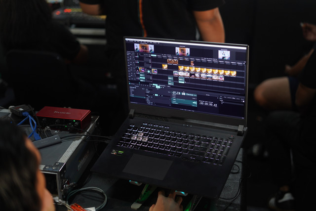 Di balik layar, cerita visual dirangkai dengan fokus, presisi, dan keputusan kecil yang bermakna Foto : Dok.pribadi