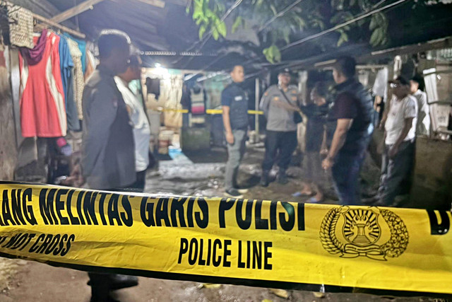Polisi saat mendatangi TKP pembunuhan ibu yang diduga dilakukan oleh anak tiri di Kecamatan Curug, Kabupaten Tangerang. Foto: Dok. Polres Tangsel