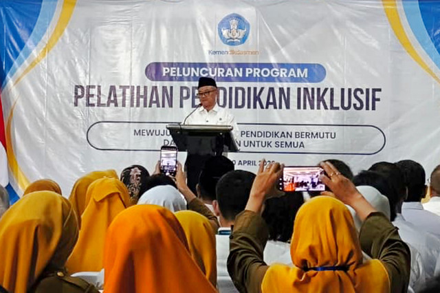 Suasana saat Mendikdasmen, Prof. Abdul Mu'ti menghadiri Peluncuran Program Pelatihan Pendidikan Inklusif Tahun 2026, di SMP Negeri 16 Jakarta, Jakarta Selatan (20/4/2026) Foto: Kevin Daniel/kumparan